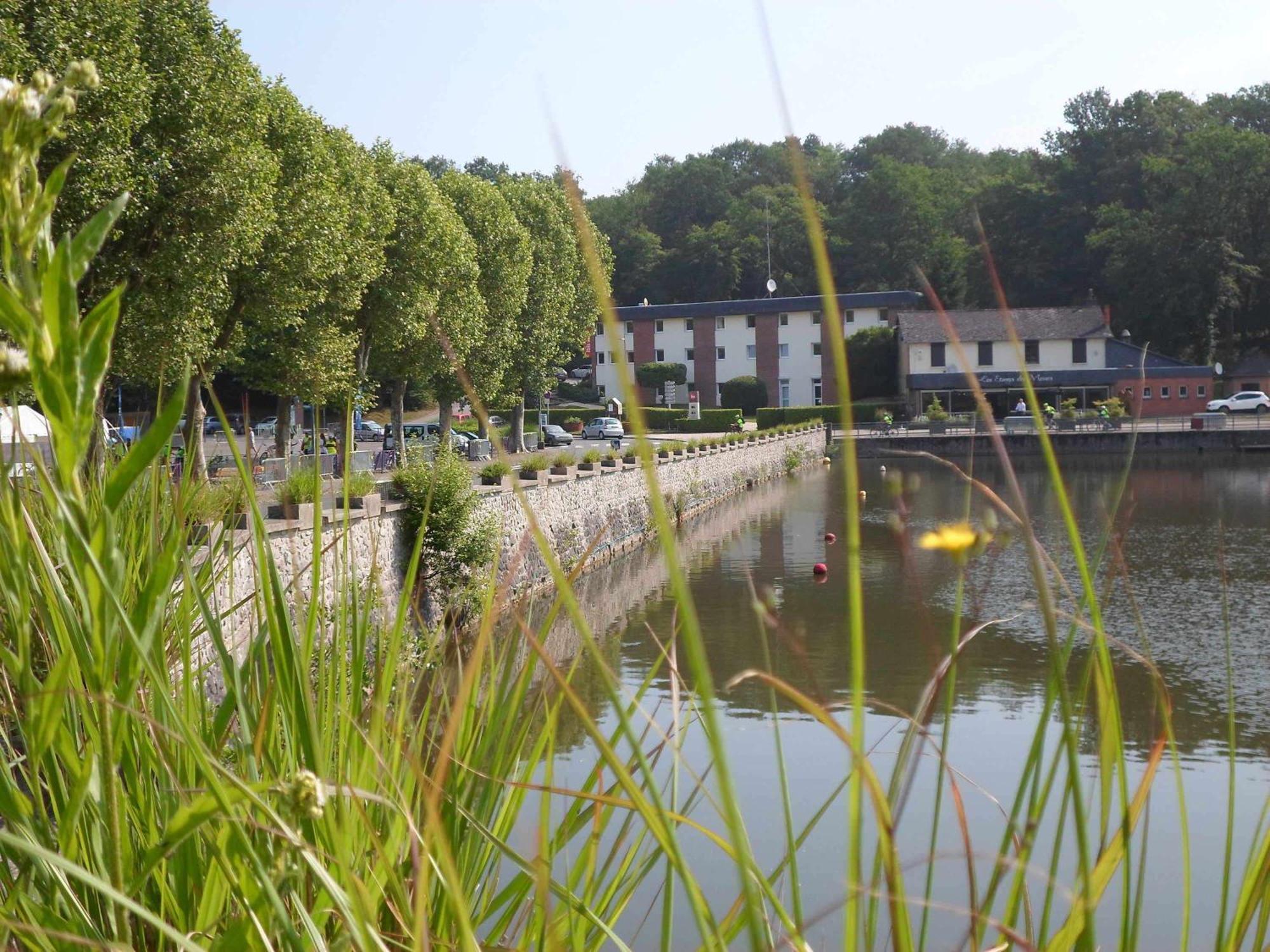 Ibis Les Etangs Des Moines 3*